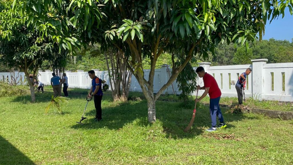Ciptakan Lingkungan Bersih dan Asri, Lapas Narkotika Karang Intan Gelar Gotong Royong Bersama Petugas dan Warga Binaan