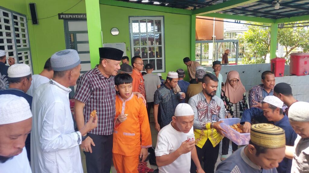 Hangatnya Kebersamaan: Kalapas Narkotika Karang Intan Berbagi Pisang Goreng dan Kopi Usai Salat Jumat